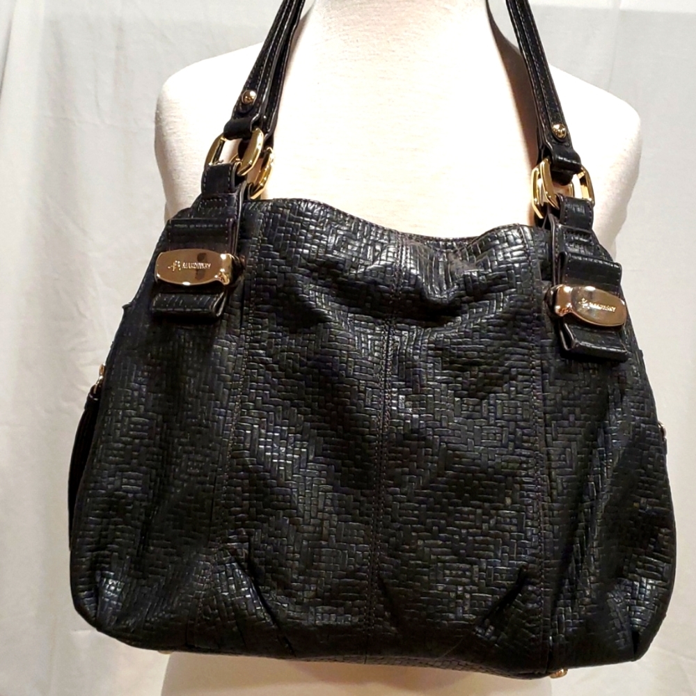 B. Makowsky texured black genuine leatherpurse w matching wrislet snap closure